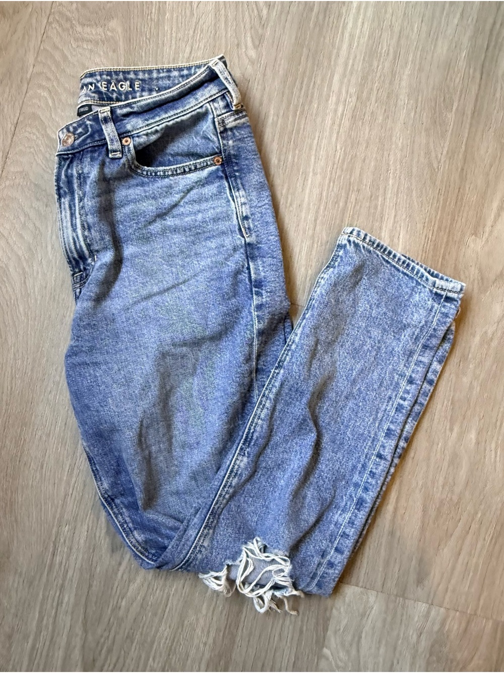 AE Strigid Ripped Mom Jeans 4Short